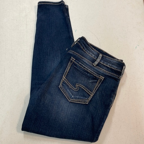 Silver Jeans Denim - 🎉HP🎉Silver Jeans Co. Dark Blue Jeans